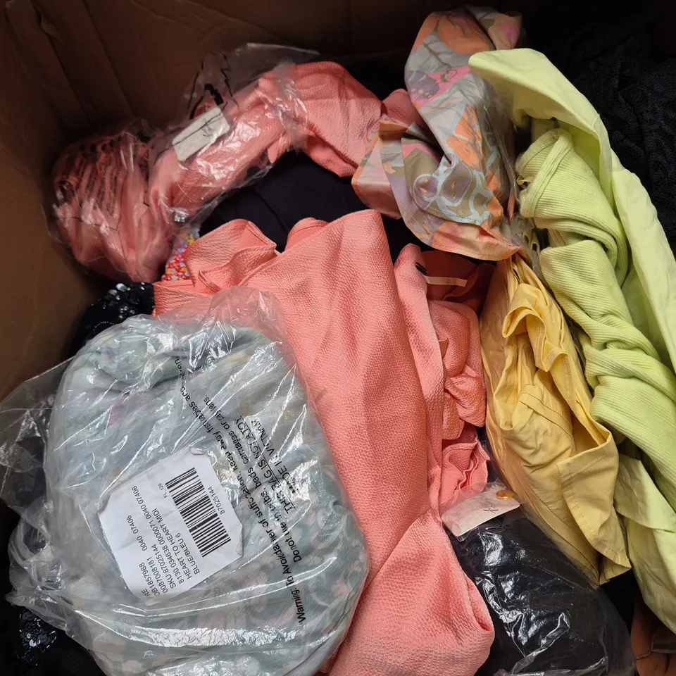 APPROXIMATELY 60 ASSORTED WOMENS DRESSES CLOTHING ITEMS IN VARIOUS SIZES, STYLES & COLOURS - COLLECTION ONLY