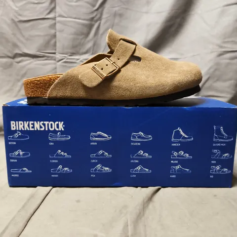 BOXED PAIR OF BIRKENSTOCK BOSTON BS SHOES IN TAUPE SIZE UK 4.5