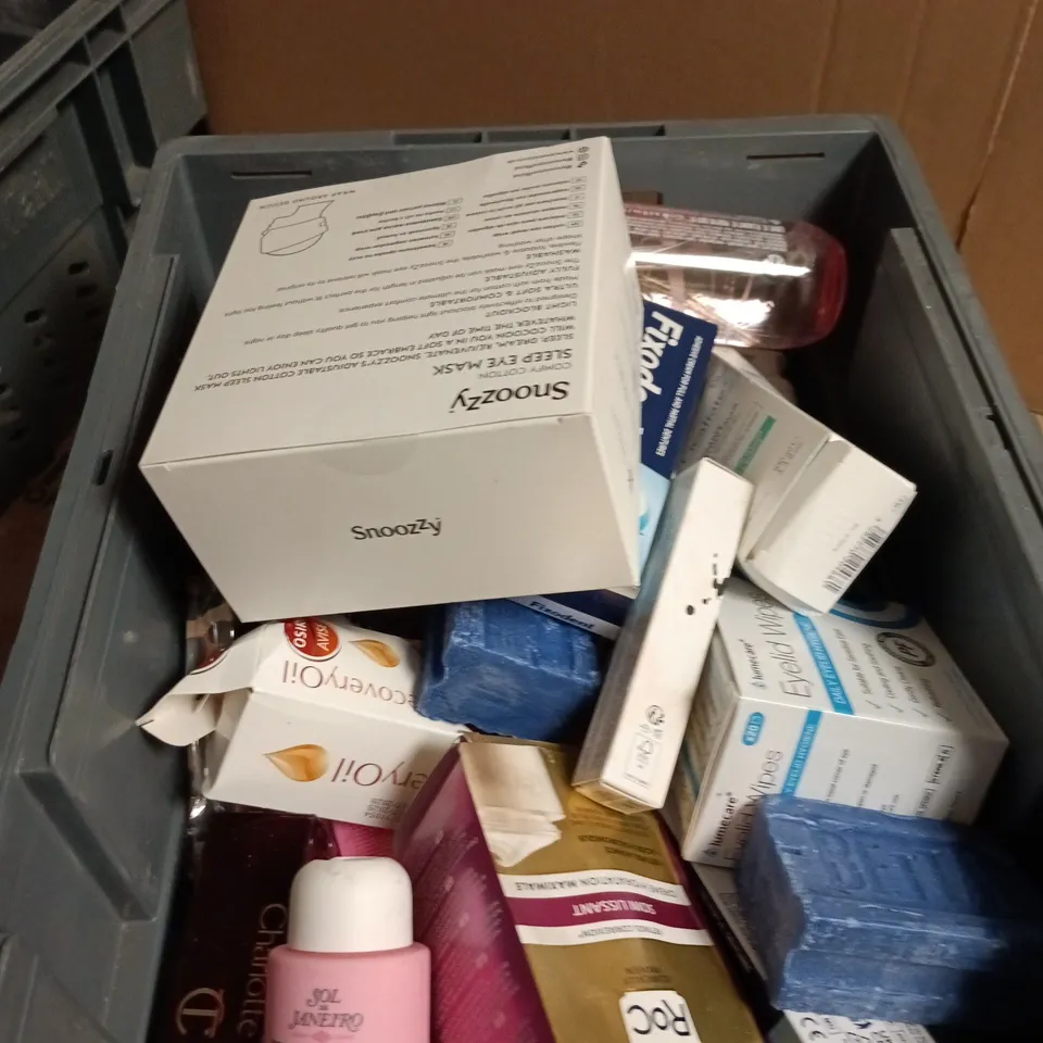 APPROXIMATELY 20 ASSORTED COSMETIC ITEMS INCLUDING FIXODENT STRONG HOLD , LUMECARE EYELID WIPES AND SOL & JANEIRO BODY WASH 