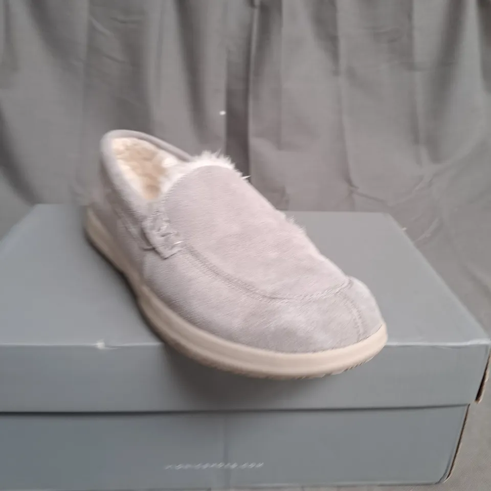 BOXED PAIR OF VIONIC SLIPPERS - UK SIZE 6.5