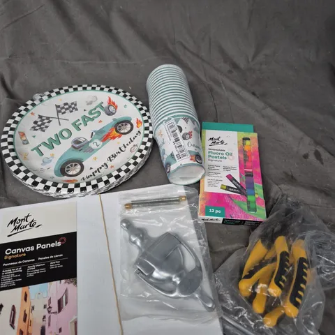 APPROXIMATELY 15 ASSORTED HOUSEHOLD PRODUCTS TO INCLUDE DISPOSABLE PARTY PLATES, DOOR KNOCKER, OIL PASTELS ETC 