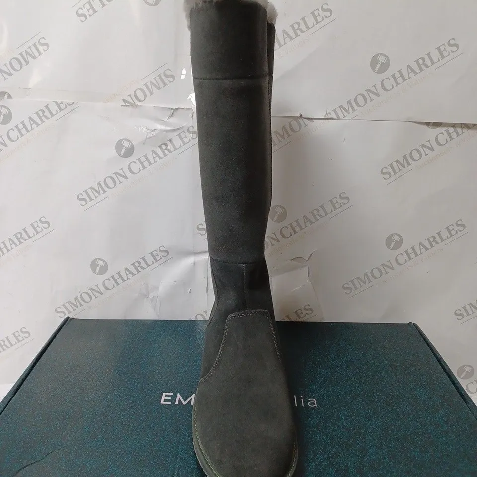 BOXED PAIR OF EMU AUSTRALIA MOONTA KNEE HIGH BOOTS IN DARK GREY - UK SIZE 5