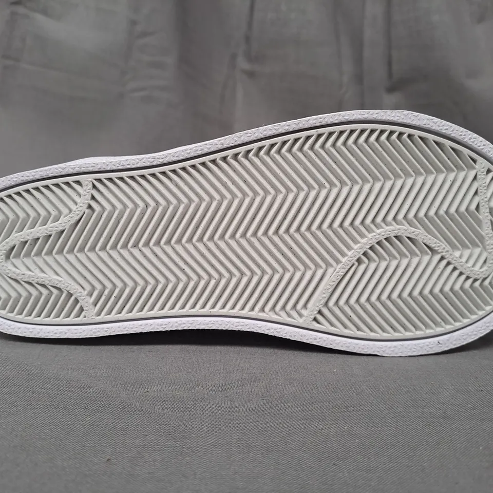PAIR OF NIKE SHOES IN WHITE/BLUE UK SIZE 12