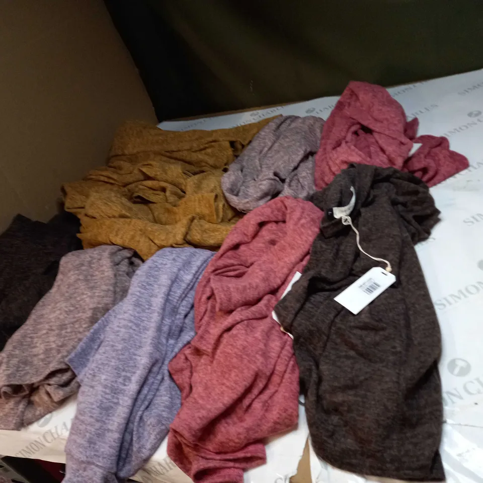 BAG OF APPROX 10 ASSORTED CLOTHING ITEMS TO INCLUDE - MAISON DE NIMES - EMEILIAX  CLASSICS