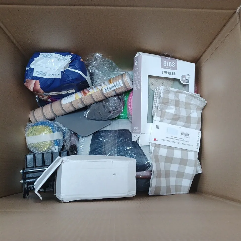 APPROXIMATELY 20 ASSORTED HOUSEHOLD ITEMS TO INCLUDE BABY MOBILE, TOWEL AND PLASTIC CUPS