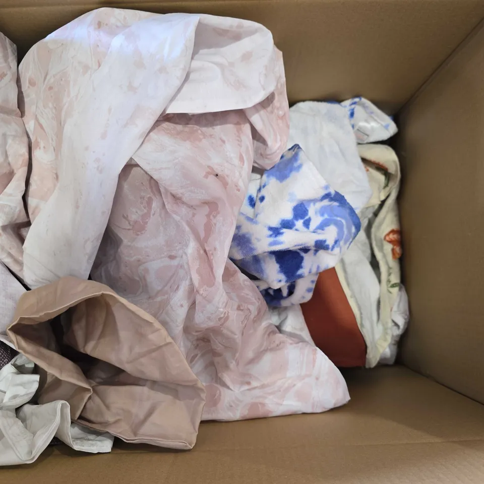 BOX OF APPROXIMATELY 10 ASSORTED BEDDING AND SOFT FURNISHING ITEMS TO INCLUDE - BLANKETS - BEDDING - OVEN MITTS ETC. 