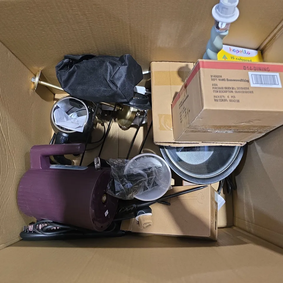 BOX OF APPROXIMATELY 10 ASSORTED HOUSEHOLD ITEMS TO INCLUDE - TOILET ROLL HOLDER, CHALKS, AND DINING MUGS ETC. 