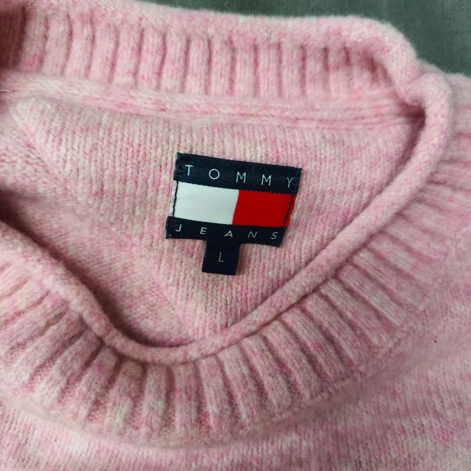 TOMMY JEANS PINK KNIT SWEATER – UK SIZE L