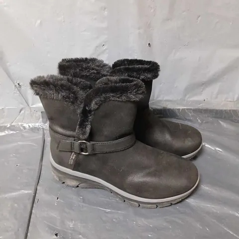 PAIR OF SKECHERS EASY GOING SLIP IN BOOTS IN BLACK - SIZE 8