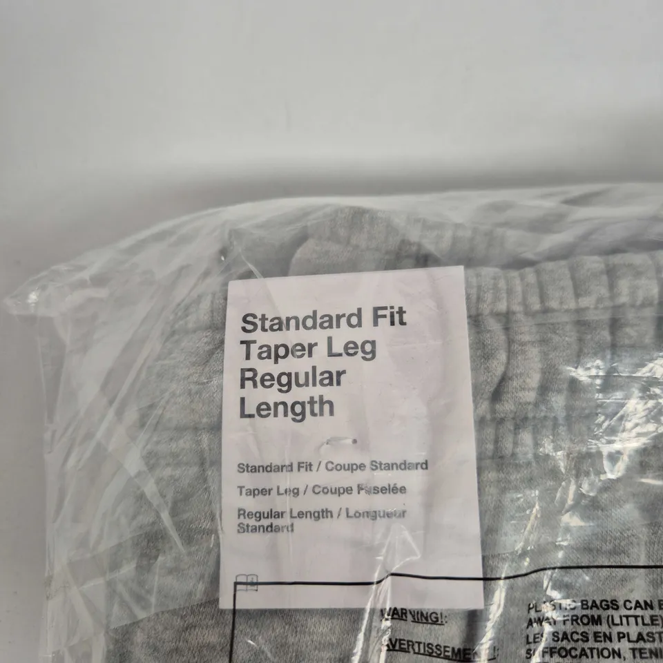 NIKE MENS STANDARD FIT TAPER LEG REGULAR LENGTH SWEATPANTS – GREY, SIZE M