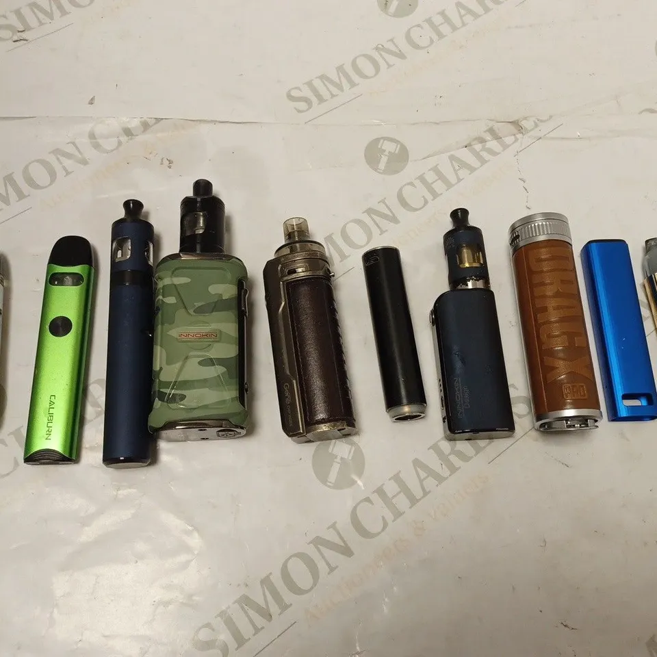 APPROX 10 ASSORTED E-CIG VAPES AND BATTERIES, INCLUDING INNOKIN AND VOOPOO