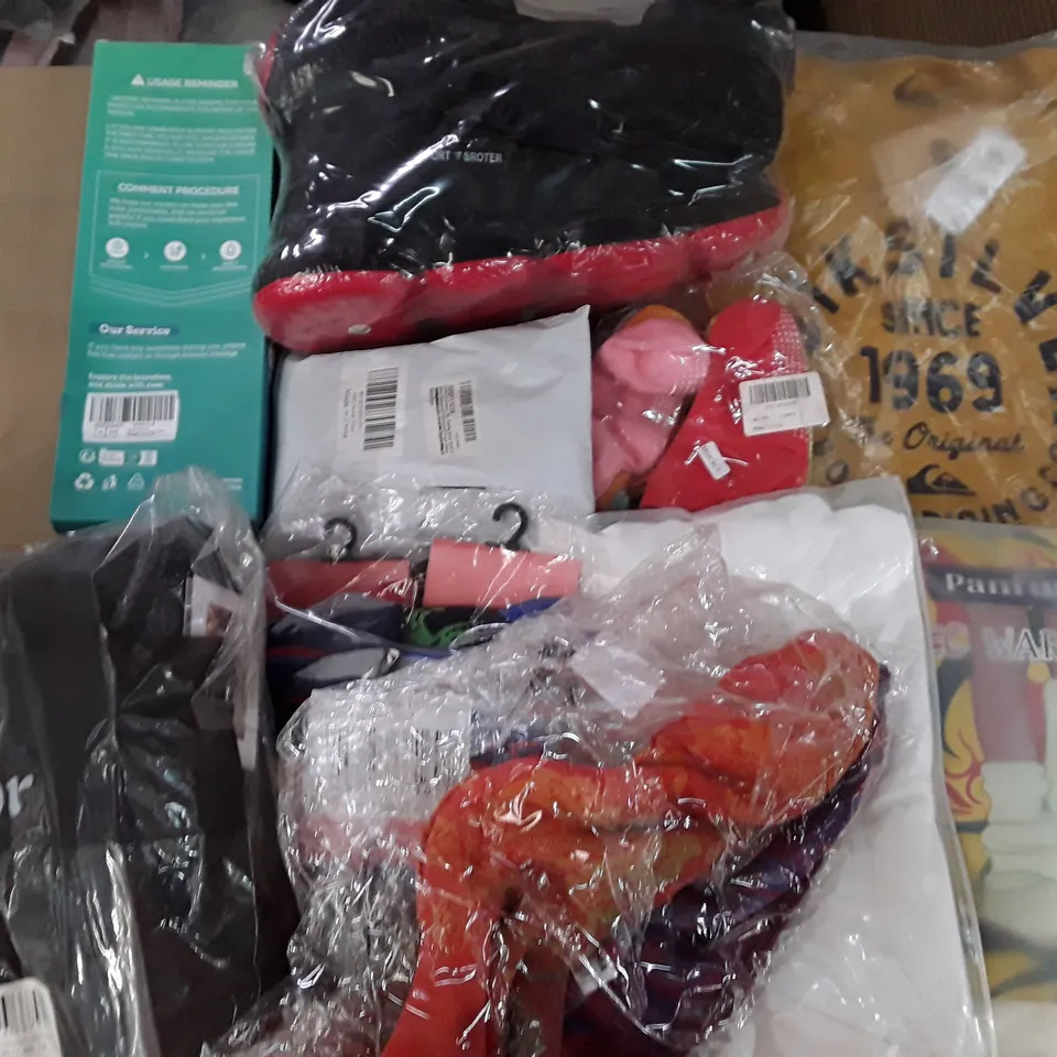 LARGE QUANTITY OF ASSORTED CLOTHING ITEMS TO INCLUDE SOCKS SHOES AND TOPS ECT