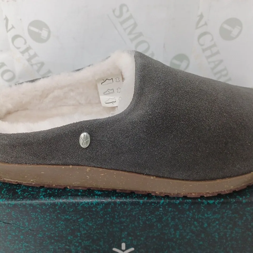 EMU AUSTRALIA CURRA SLIPPERS IN CHARCOAL - W7/M6