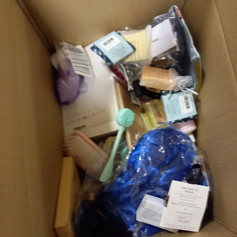 BOX OF ASSORTED ITEMS TO INCLUDE WASHBAG, BRUSH, SHAVER, SOAP ETC 