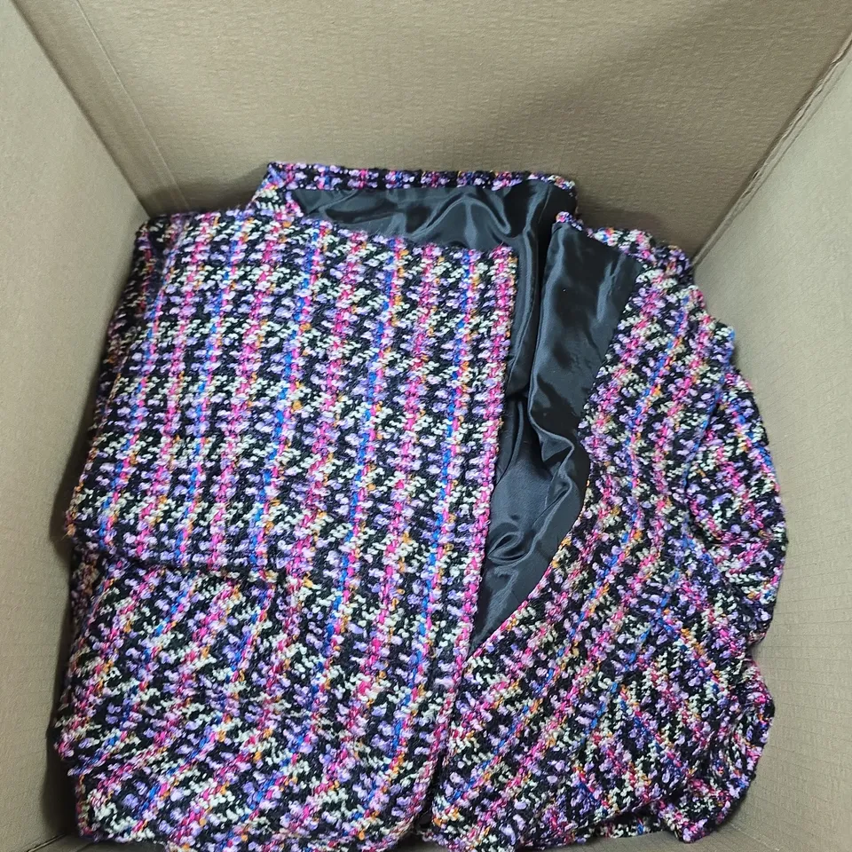 APPROXIMATELY 4 ASSORTED COATS AND JACKETS IN VARIOUS SIZES 