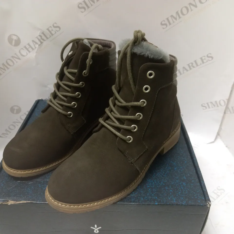 BOXED EMU AUSTRALIA DARK OLIVE BOOTS - SIZE 5