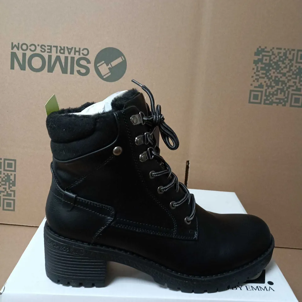 BOXED PAIR OF EMMA SHOES BY EMMA – BLACK LEATHER LACE-UP ANKLE BOOTS WITH FUR LINING - SIZE 7