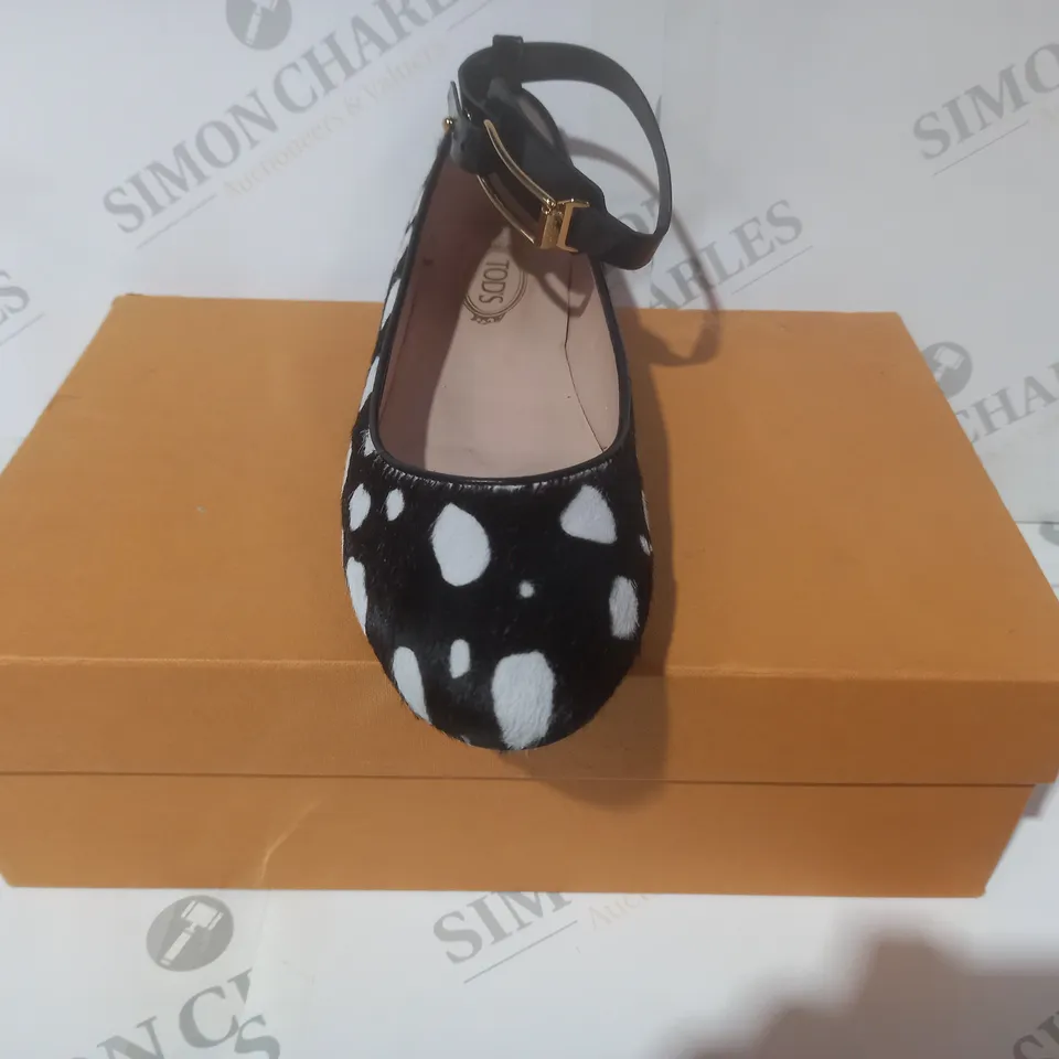 BOXED PAIR OF TOD'S CLOSED TOE SHOES IN BLACK/WHITE ANIMAL PRINT EU SIZE 38