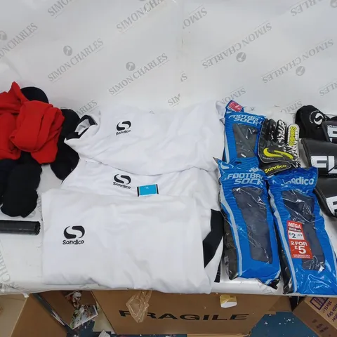 LARGE BOX OF APPROXIMATELY 20 SPORTING GOODS TO INCLUDE SONDICO FOOTBALL SOCKS, SONDICO GOALIE GLOVES, AND SONDICO FLAIR SHIN PADS ETC. - COLLECTION ONLY