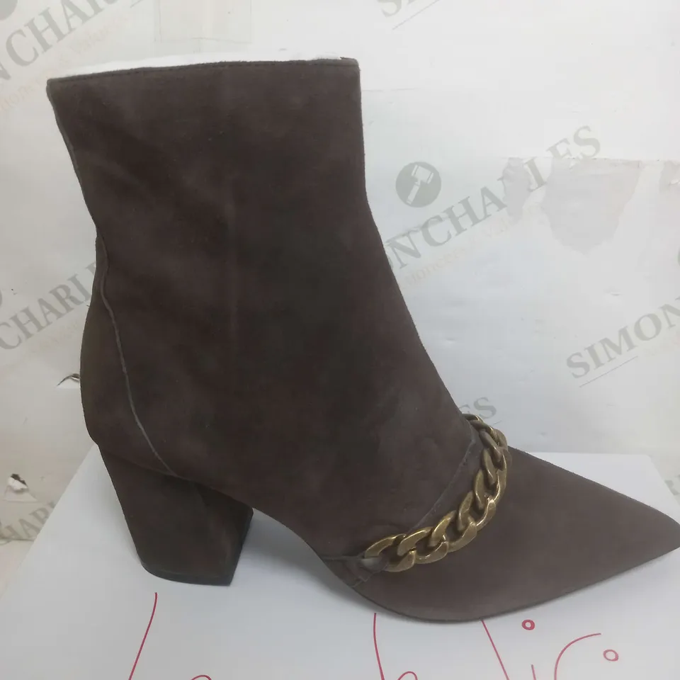 BEN DE LISI ANKLE BOOTS IN CHOCOLATE - SIZE 6