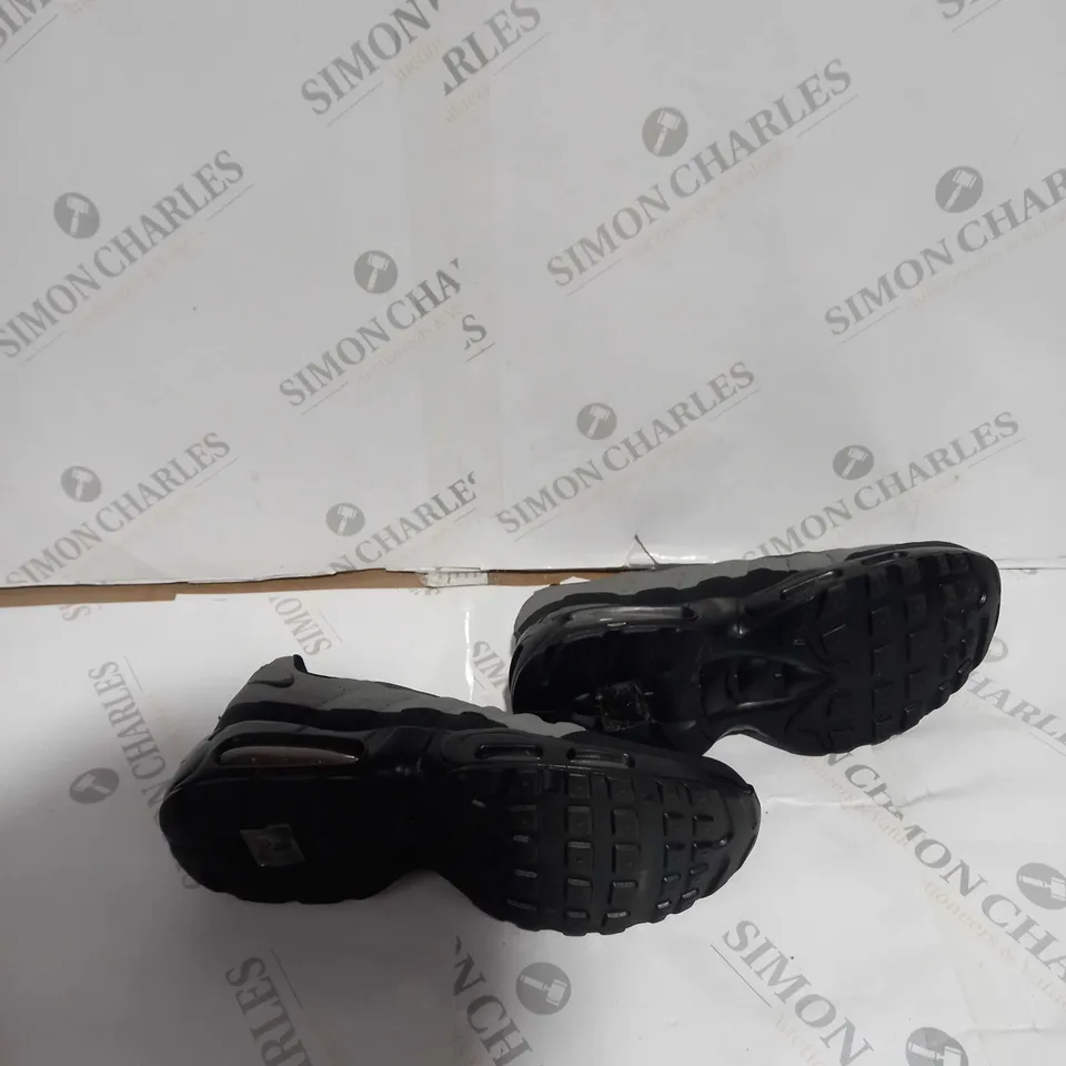 UNBOXED PAIR OF NIKE AIRMAX UK 6 