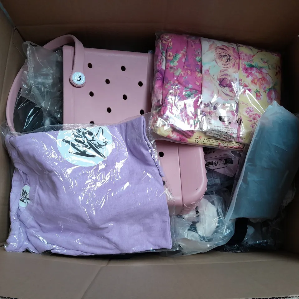 BOX OF APPROXIMATELY 25 ASSORTED CLOTHING ITEMS TO INCLUDE - T-SHIRT , BAGS , JEANS , ETC 