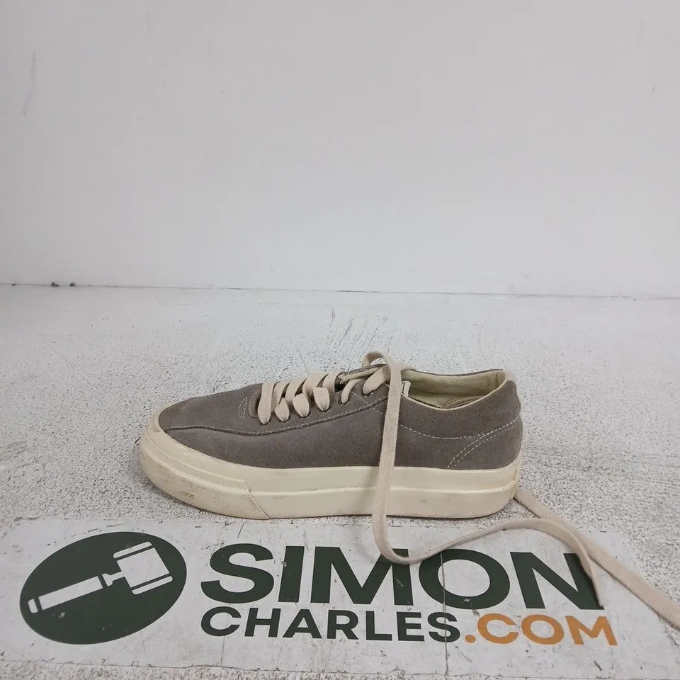 (EU 39) STEPNEY WORKERS CLUB TRAINERS – GREY SUEDE