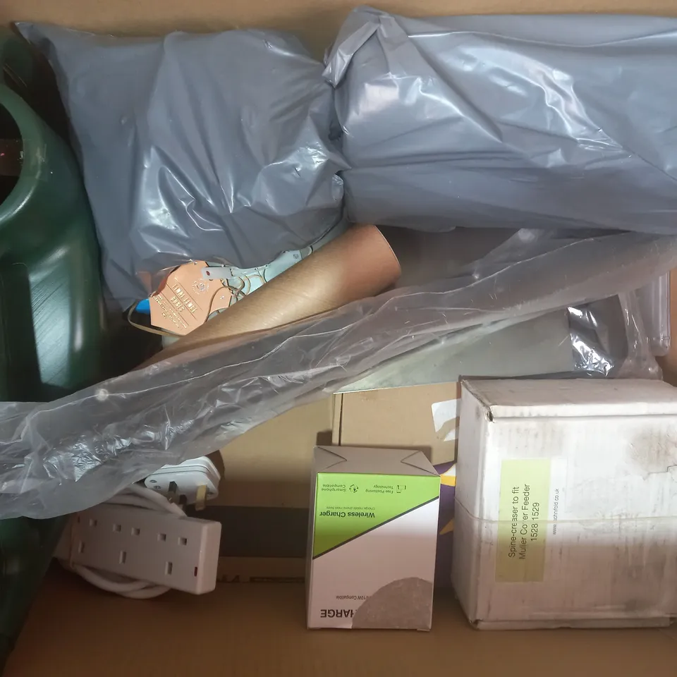 BOX OF APPROXIMATELY 10 ASSORTED HOUSEHOLD ITEMS TO INCLUDE 15W QUICK WIRELESS CHARGING STAND, SUPLID ICE POP MOLDS, 30W USB POWER ADAPTER, ETC