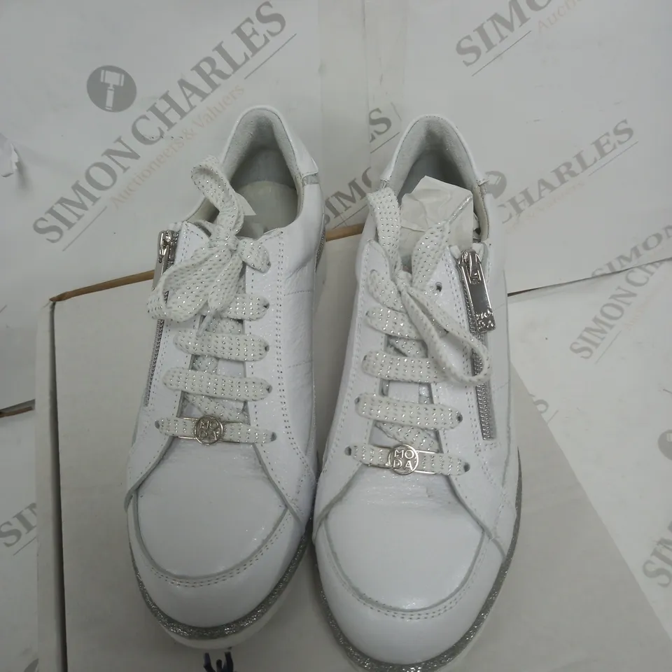 BOXED TRAINERS WHITE AND SILVER SIZE 5