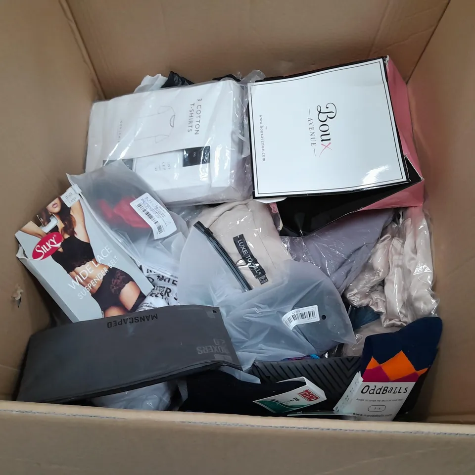 LARGE QUANTITY OF ASSORTED CLOTHING ITEMS TO INCLUDE MONNKL, GYMSHARK AND STRADIVARIUS