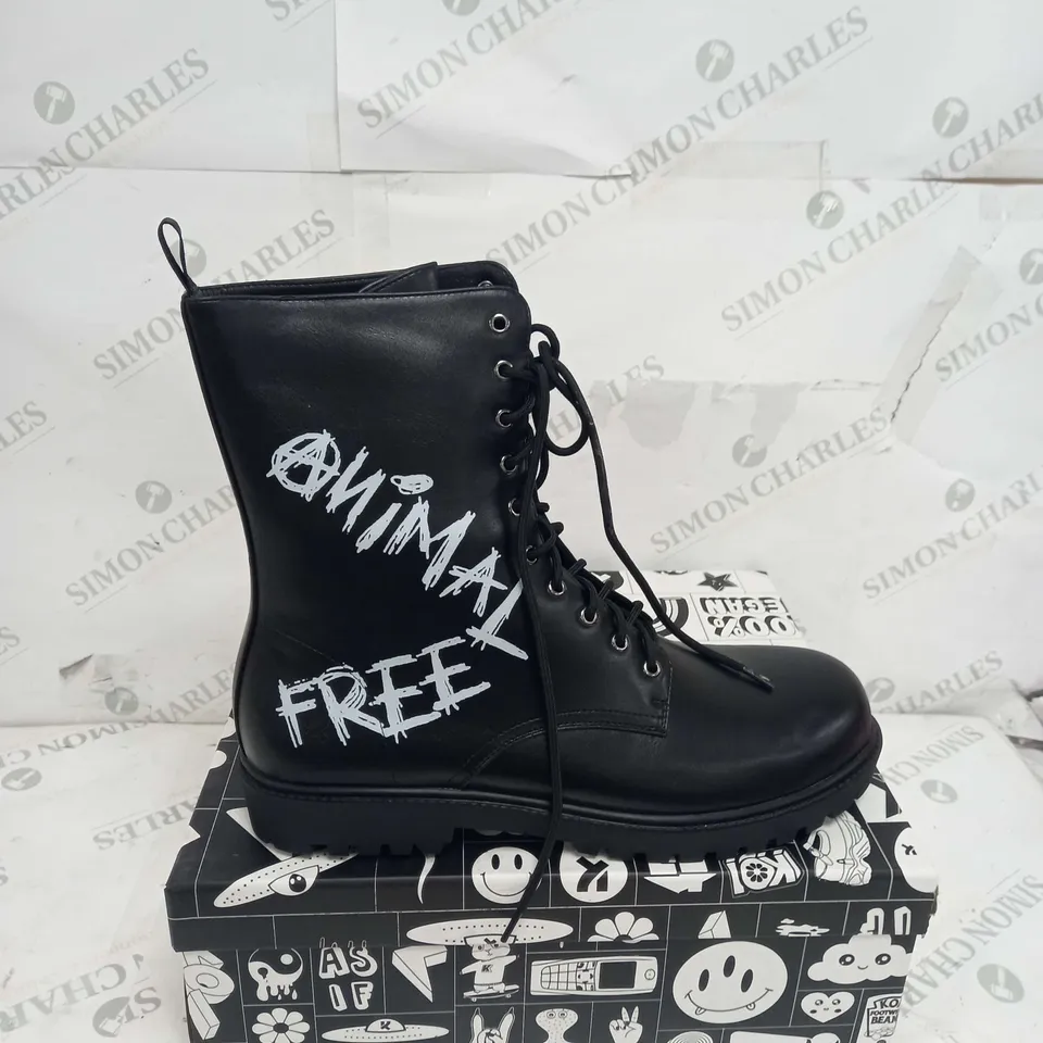 BOXED PAIR OF KOI FOOTWEAR THE STATEMENT ANIMAL FREE MENS MILITARY BOOTS - SIZE 12