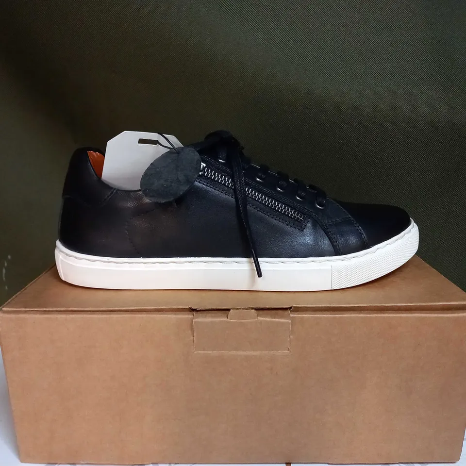 BOXED PAIR OF MAISON DE NIMES BLACK ZIP DETAIL TRAINERS - SIZE 6
