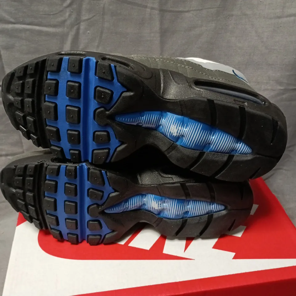 BOXED NIKE AIR MAX 95 TT TRAINERS – GREY/WHITE/BLUE, UK 6 (US 7, EU 40)