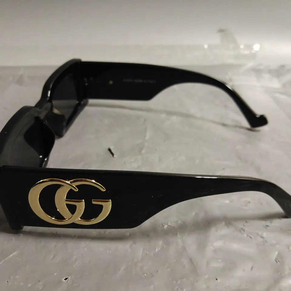 PAIR OF GUCCI CHUNKY BLACK FRAMED GLASSES IN CASE