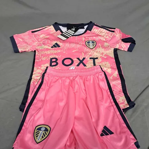 LEEDS UNITED FC AWAY KIT WITH LORNA 1 SIZE 18