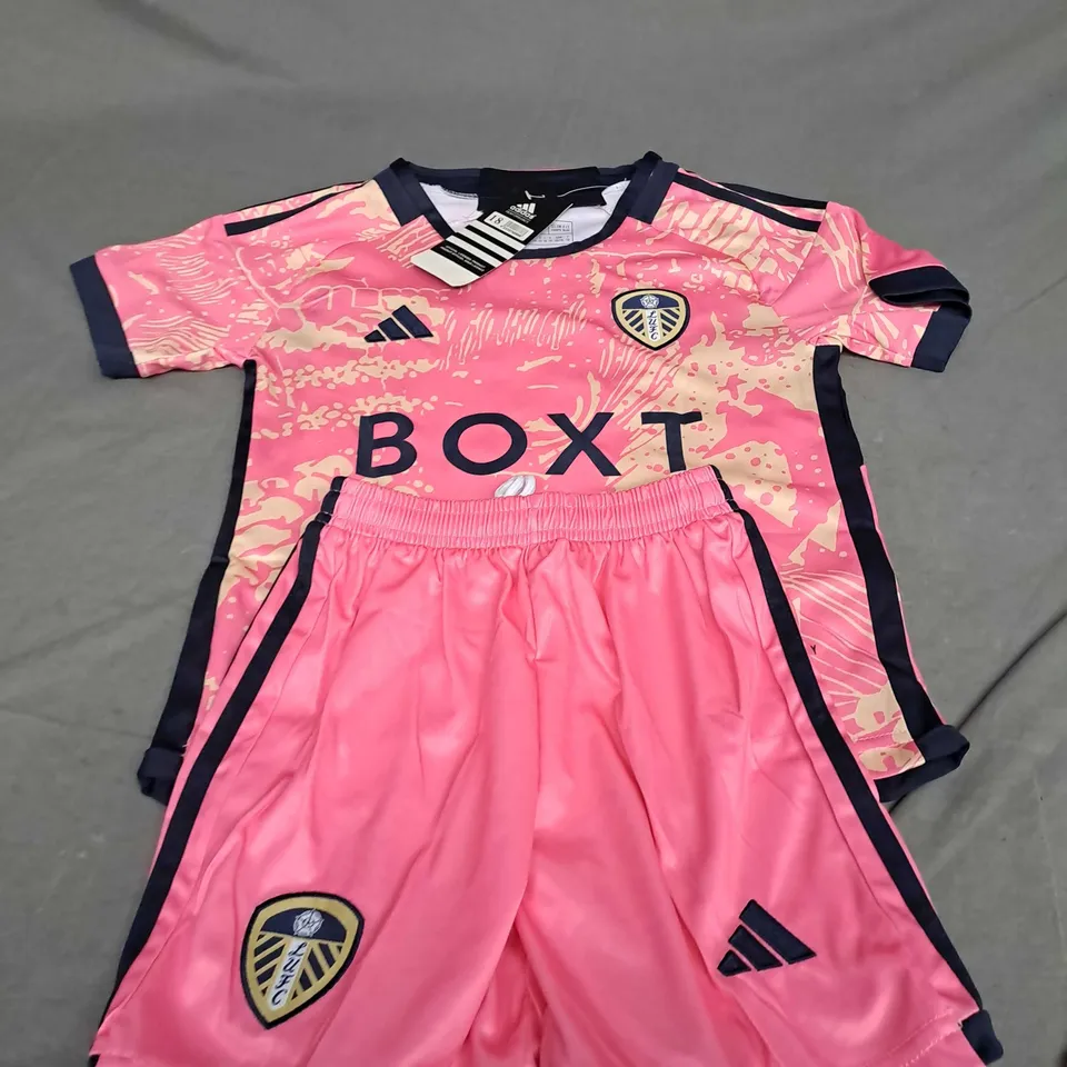 LEEDS UNITED FC AWAY KIT WITH LORNA 1 SIZE 18