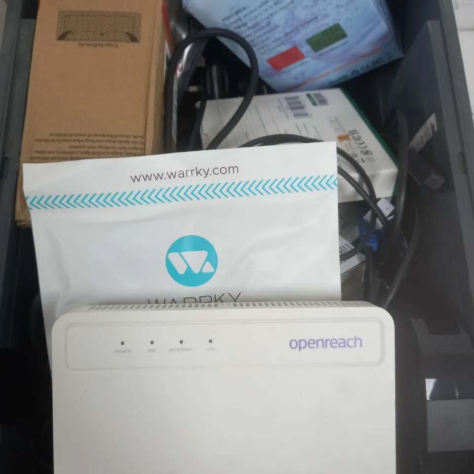 BOX OF APPROXIMATELY 10 ASSORTED ITEMS TO INCLUDE - ALCOHOL TESTER, LINT REMOVER, DECOY CAMERAS ETC