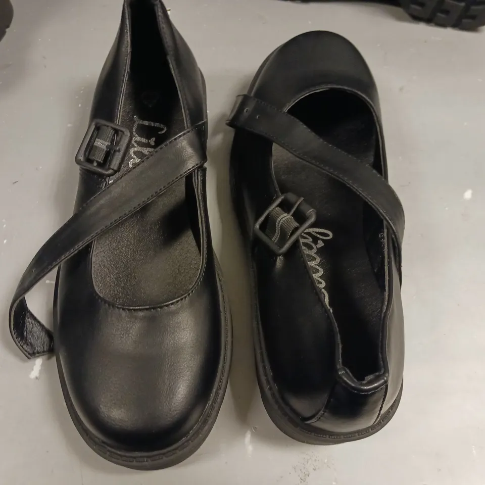 LOT OF APPROXIMATELY 20 PAIRS OF LILLEY BUCKLE DETAIL BLACK SHOES - SIZE 2