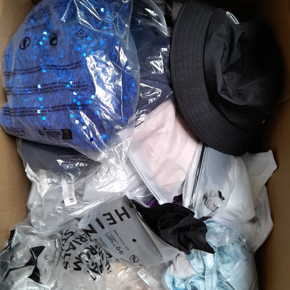 BOX OF APPROXIMATELY 25 ASSORTED CLOTHING ITEMS TO INCLUDE - SHORTS, JEANS, LEGGINGS ETC