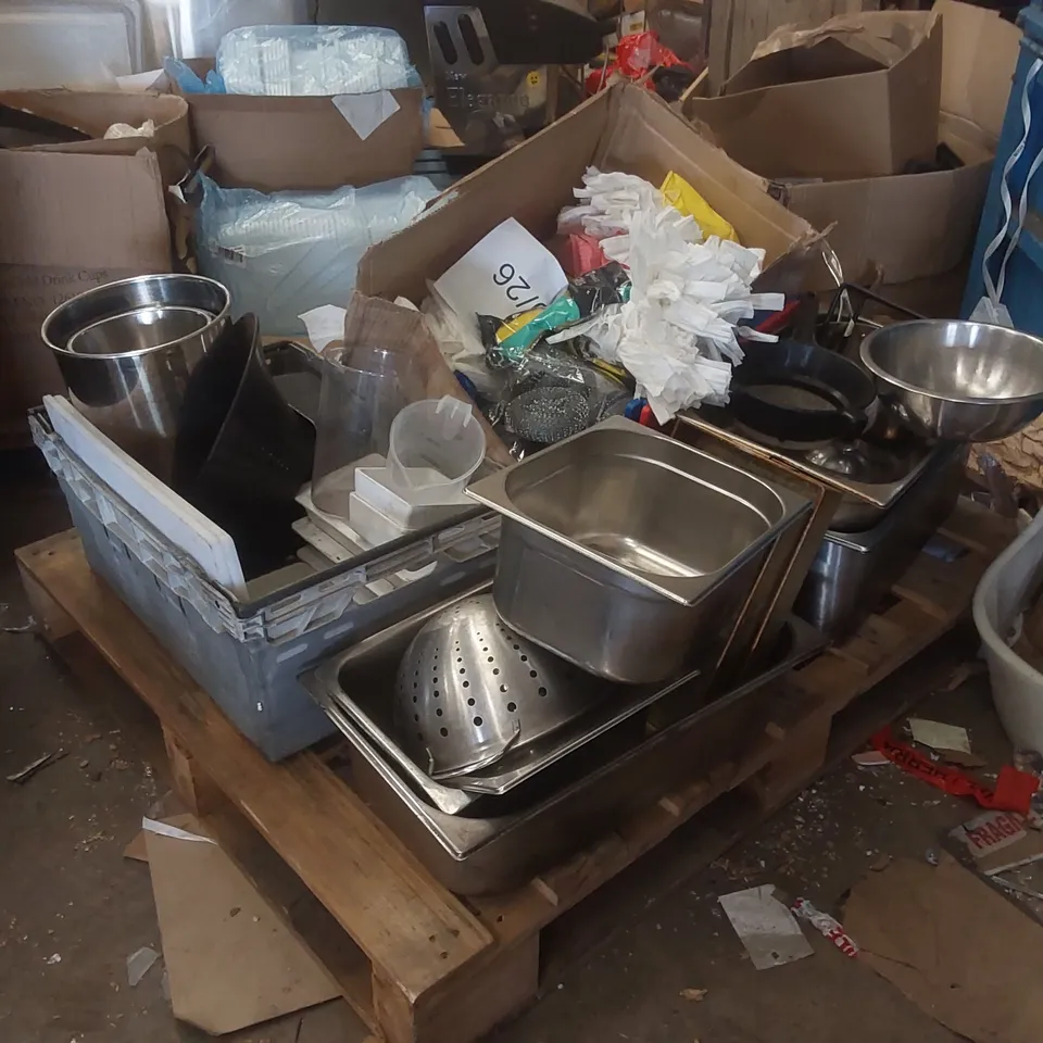 PALLET CONTAINING A LARGE QUANTITY OF ASSORTED CATERING ITEMS