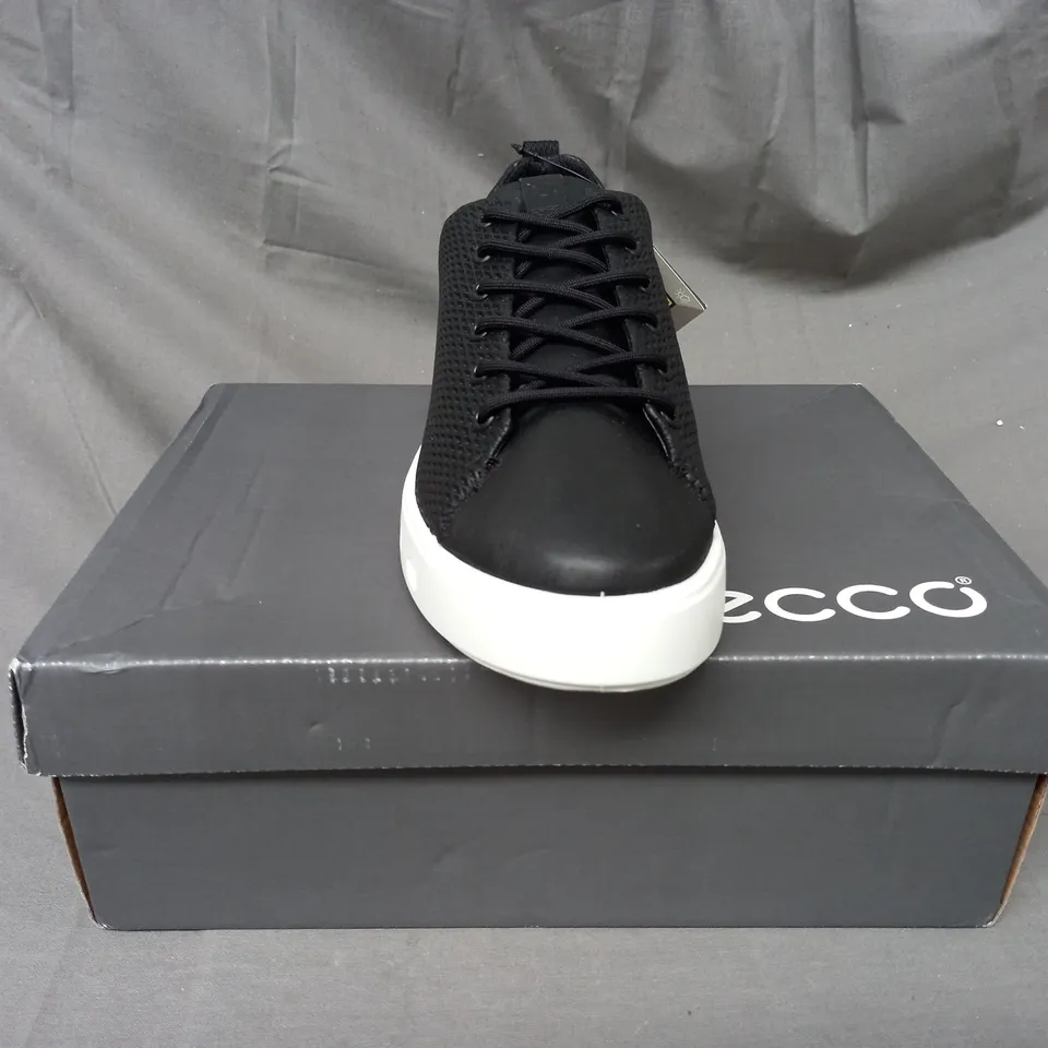 BOXED PAIR OF ECCO SHOES IN BLACK UK SIZE 6