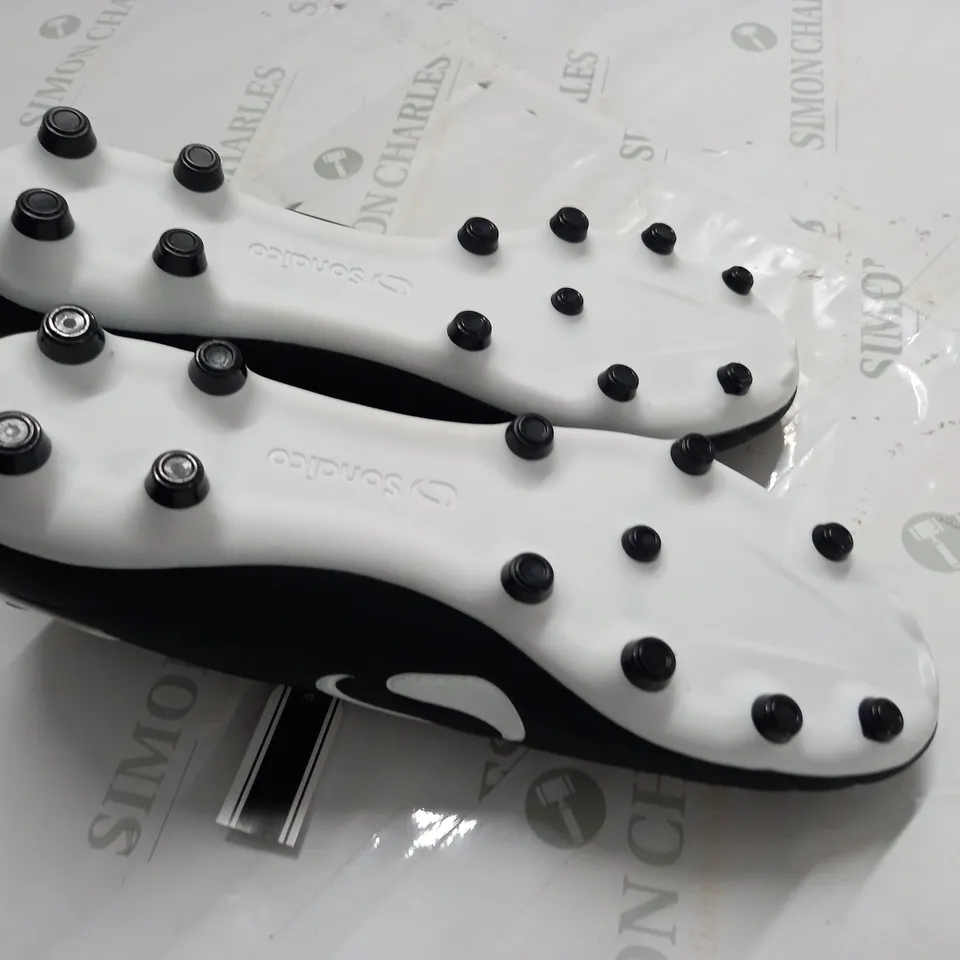 SONDICO BLACK FOOTBALL BOOTS - UK 9