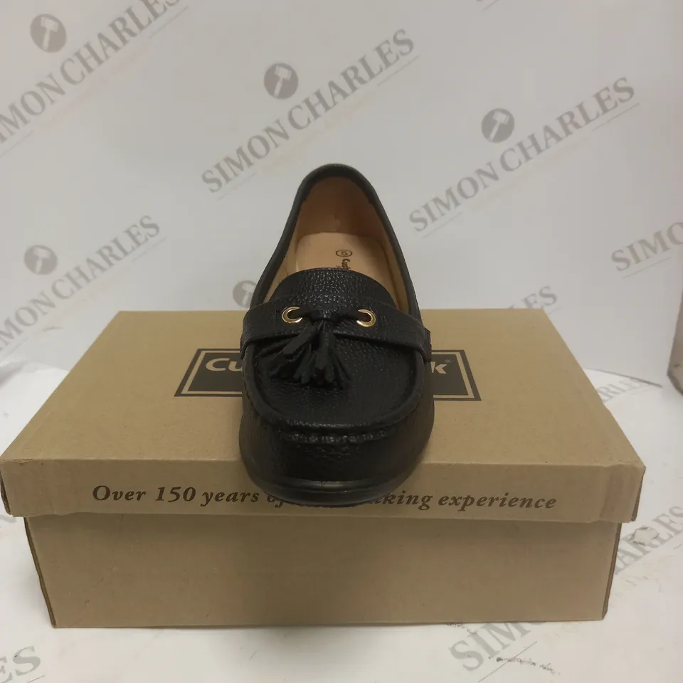 BOXED PAIR OF CUSHION WALK TASSLE LOAFERS - 5