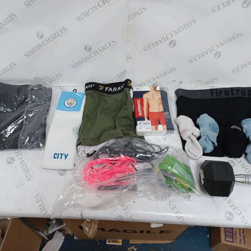 APPROXIMATELY 15 SPORTING AND HOUSEHOLD MEMORABILIA TO INCLUDE BIBA GYM TOWEL, PUMA FOOTBALL SHINGUARDS, LEE COOPER UNDERWEAR, AND TOMMY HILFIGER BOXERS ETC. 