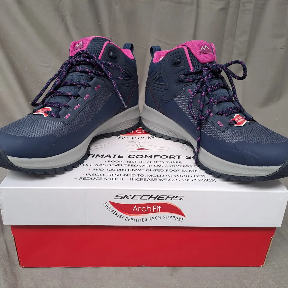 BOXED PAIR OF SKETCHERS NAVY  DISCOVER BOOTS SIZE 5