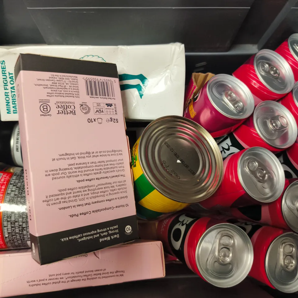 APPROXIMATELY 12 ASSORTED FOOD & DRINK ITEMS TO INCLUDE J2O APPLE & RASPBERRY, GRIND DARK ROAST COFFEE PODS, LINDT CHOCOLATE, ETC - COLLECTION ONLY