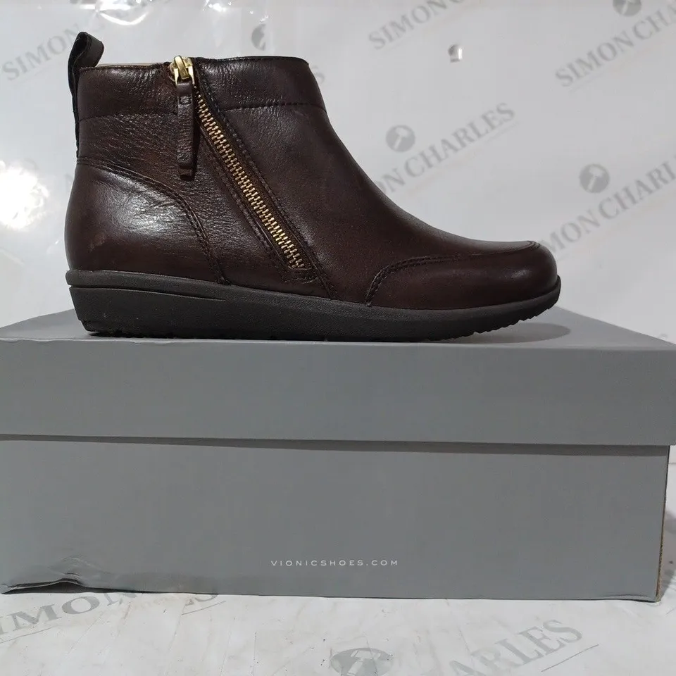 BOXED VIONIC LOIS BOOTS IN BROWN SIZE 4.5