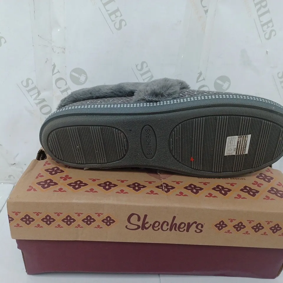 BOXED PAIR OF SKECHERS COZY SLIPPERS IN CHARCOAL SIZE 6.5
