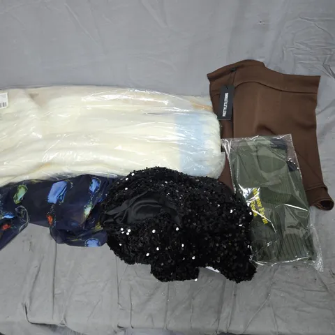 APPROXIMATELY 25 ASSORTED CLOTHING ITEMS IN VARIOUS SIZES, STYLES & COLOURS TO INCLUDE BLANKETS, DRESSES, GLOVES, ETC - COLLECTION ONLY