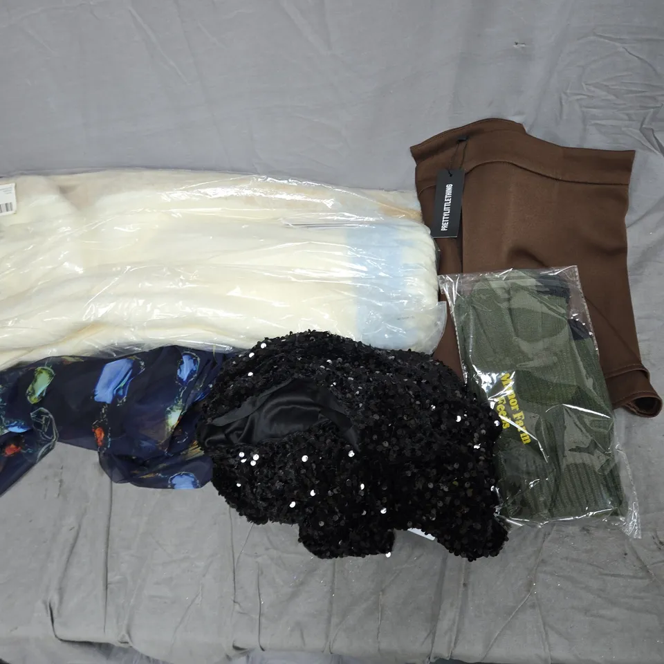 APPROXIMATELY 25 ASSORTED CLOTHING ITEMS IN VARIOUS SIZES, STYLES & COLOURS TO INCLUDE BLANKETS, DRESSES, GLOVES, ETC - COLLECTION ONLY